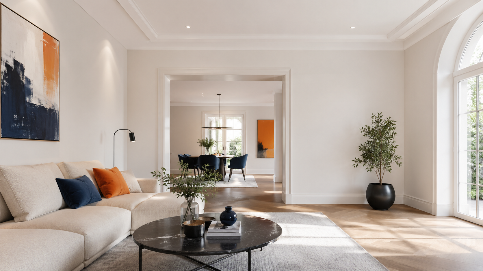 Gepflegte helle Wandfläche in modernem Innenraum